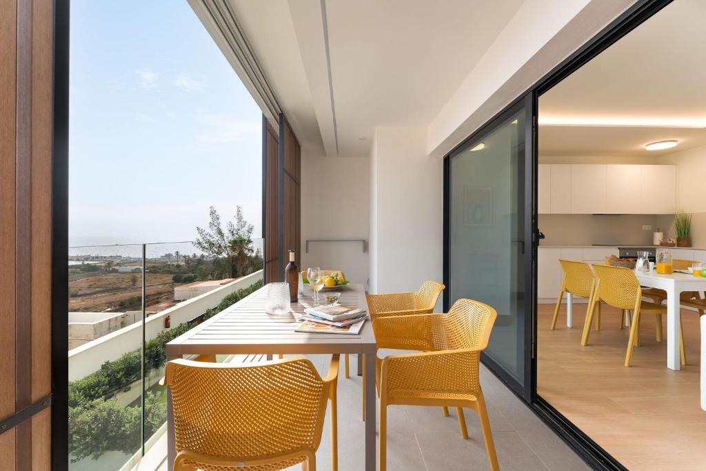 an open kitchen and dining room with a table and chairs at Vivelorural Agaete 2D infinity pool & great views in Agaete