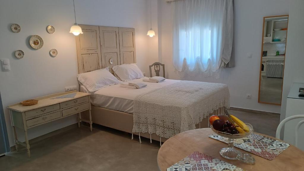 Dormitorio pequeño con cama y mesa en Est 1852 - Cozy, en Ándros