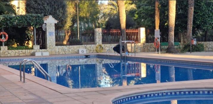 una piscina en un parque con en Apt Diego Long term stay, en Benidorm