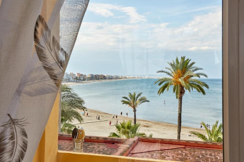 una vista de una playa desde una ventana en Ático Lorelay Mirador, en Peñíscola