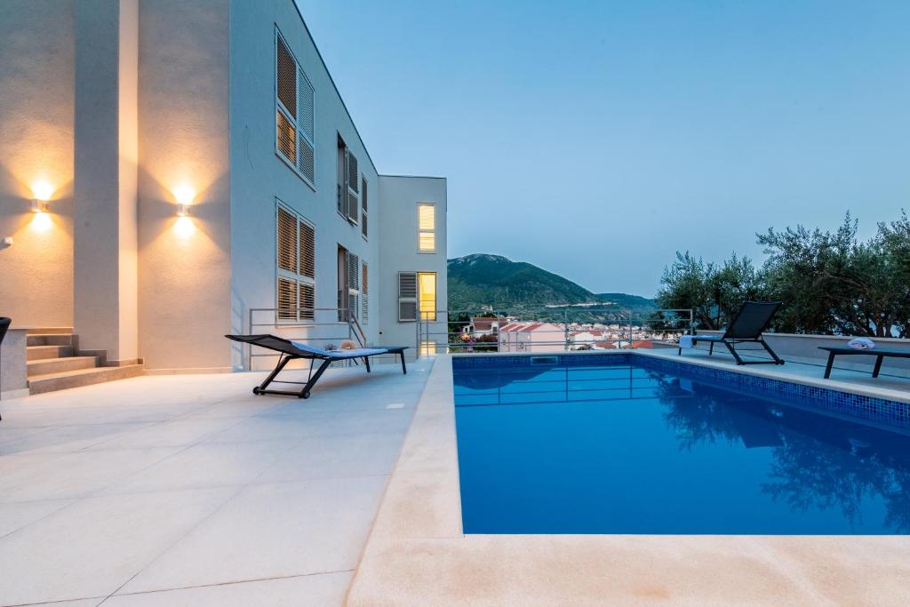 Bazén v ubytování Seaside Elegance Suites nebo v jeho okolí