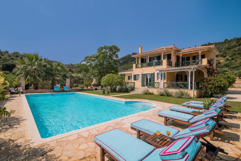 willa z basenem i leżakami w obiekcie Villa Verdi - Your Family Oasis! w mieście Vasilikos