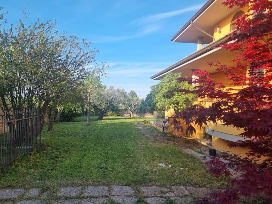 a yard next to a house with a fence at Villa Emma in Torrevecchia Teatina