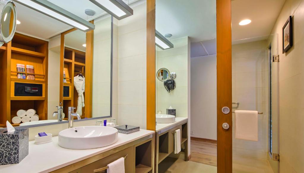 Koupelna v ubytování Vivanta Ahmedabad SG Highway