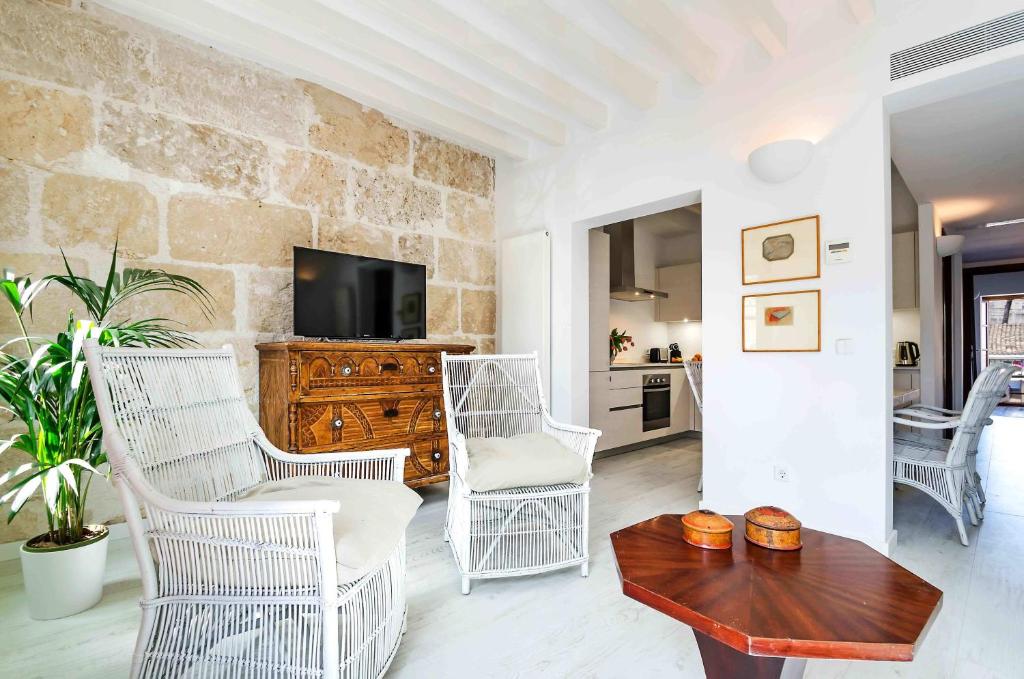 TV a/nebo společenská místnost v ubytování StayCatalina Boutique Hotel-Apartments