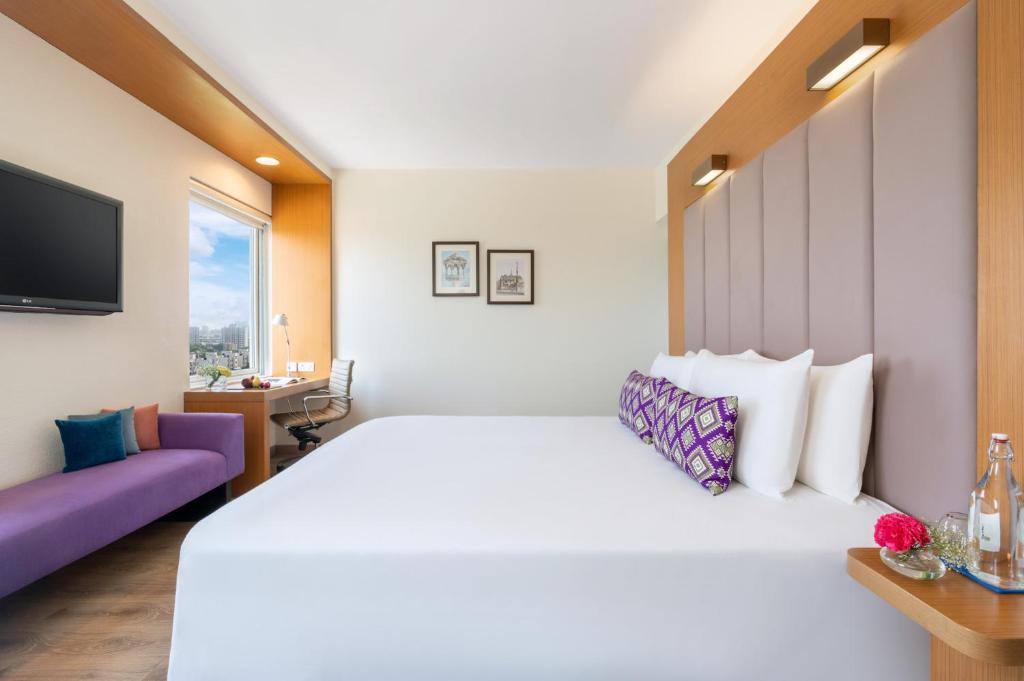 Postel nebo postele na pokoji v ubytování Vivanta Ahmedabad SG Highway