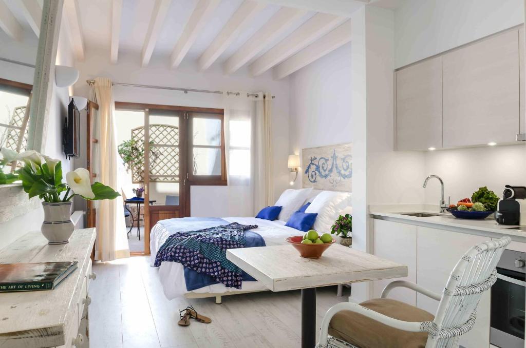 Kuchyň nebo kuchyňský kout v ubytování StayCatalina Boutique Hotel-Apartments