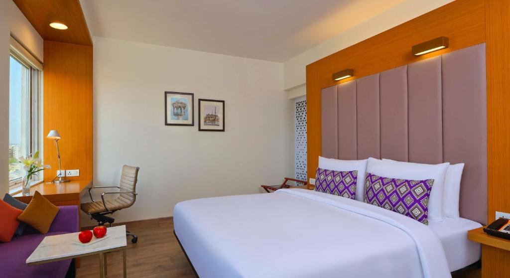 Postel nebo postele na pokoji v ubytování Vivanta Ahmedabad SG Highway