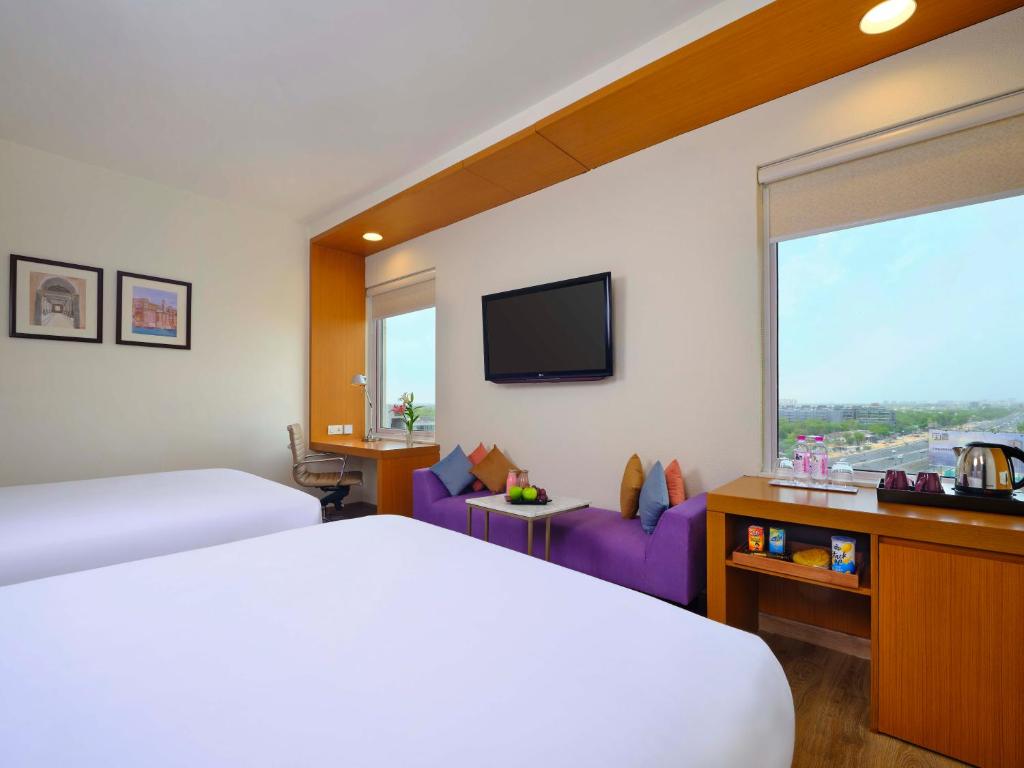 Postel nebo postele na pokoji v ubytování Vivanta Ahmedabad SG Highway