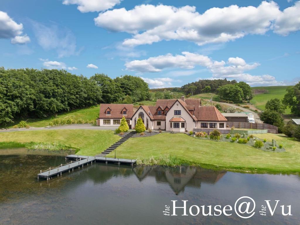 uma imagem de uma casa num lago em The Hoose at The Vu em Bathgate