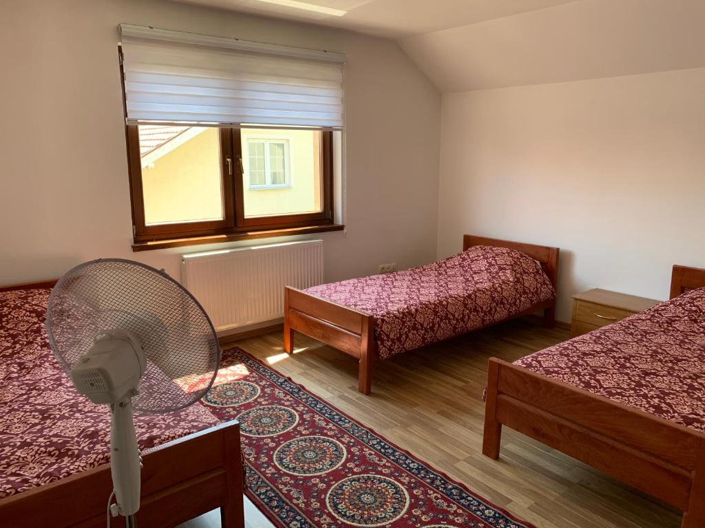 een kleine kamer met 2 bedden en een raam bij ARG Villa Sarajevo in Sarajevo