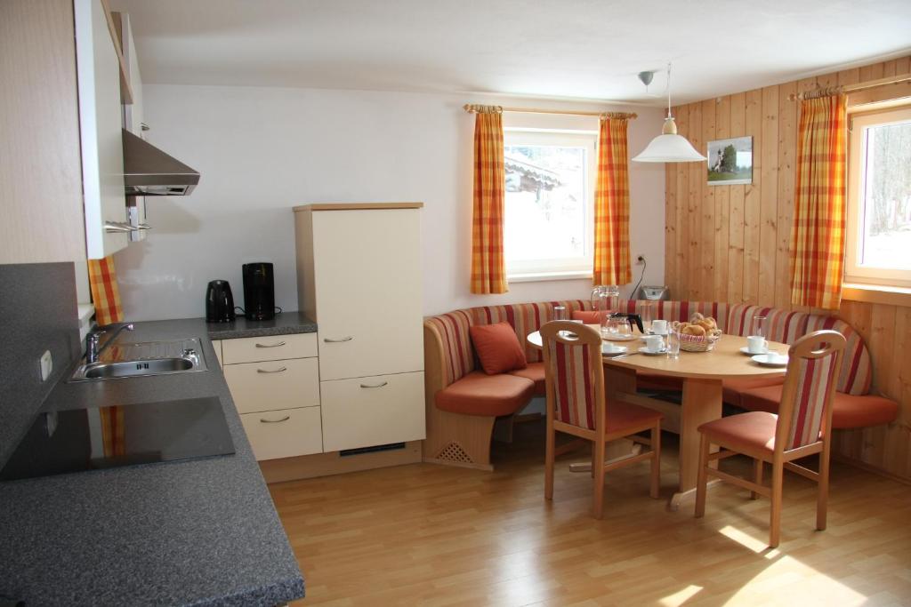 cocina y comedor con mesa y sillas en Haus Lutea, en Gaschurn