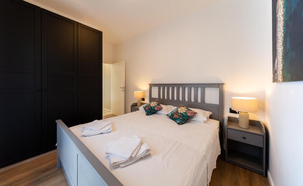 Postel nebo postele na pokoji v ubytování Seaside Elegance Suites