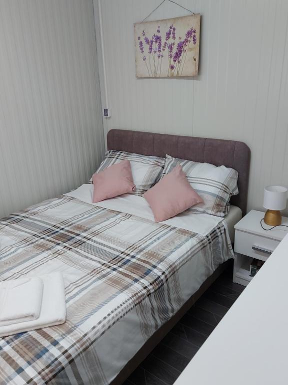 una camera da letto con letto e cuscini rosa di Mobile Home Marta a Senj