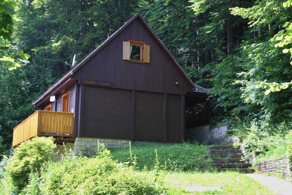 une petite maison avec une fenêtre sur le côté de celle-ci dans l'établissement Chata Soňa, à Terchová