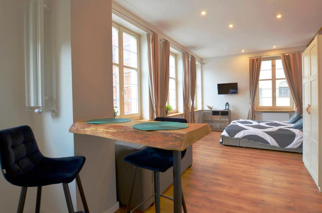 Televízia a/alebo spoločenská miestnosť v ubytovaní Apartament Szeroka Old Town