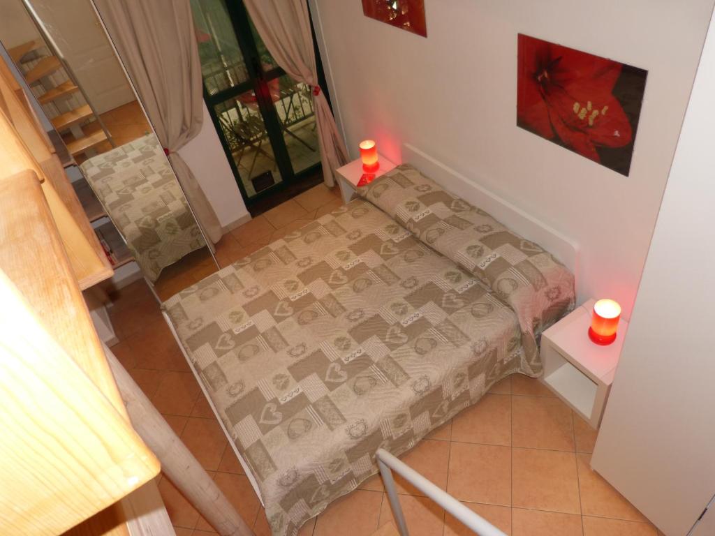ボローニャにあるResidenza Piazza San Francescoのキャンドル2本が備わる客室の小さなベッド1台分です。