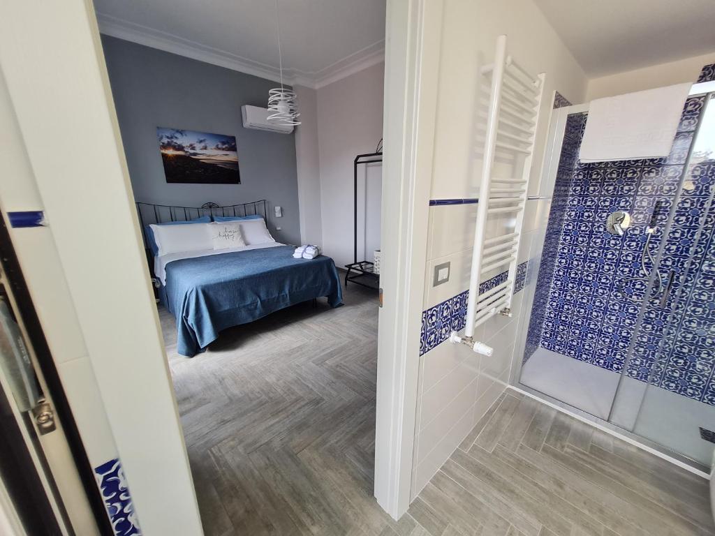 ein Schlafzimmer mit einem Bett und einer ebenerdigen Dusche in der Unterkunft Costa del Sole in Salerno