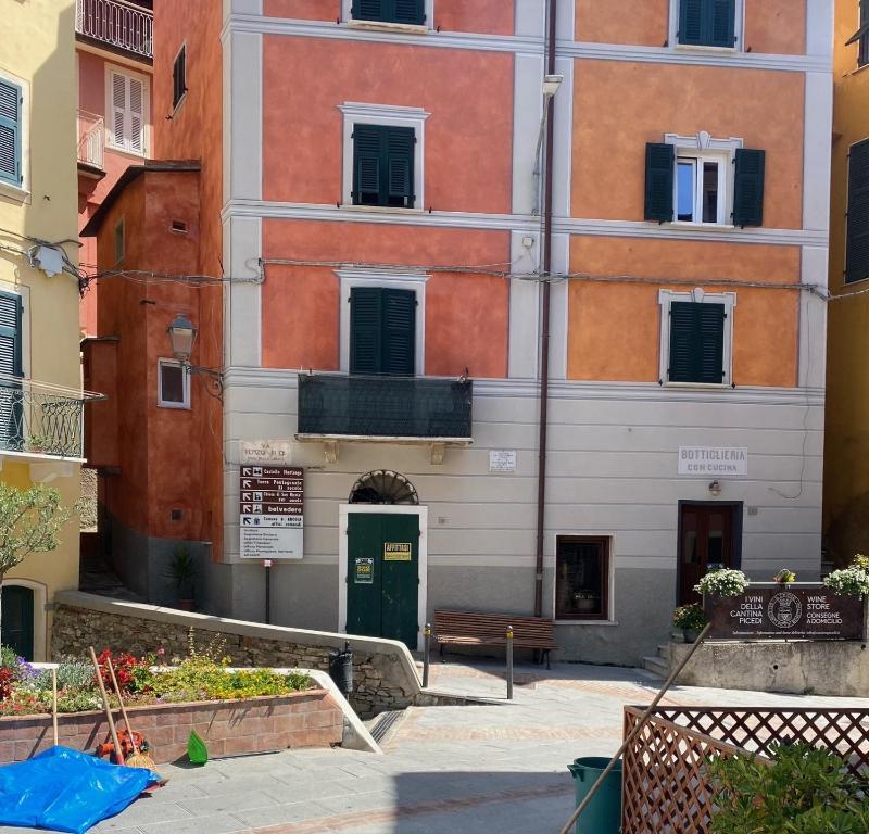 un bâtiment avec une porte verte et un banc dans l'établissement Casa di Filippo, à Arcola