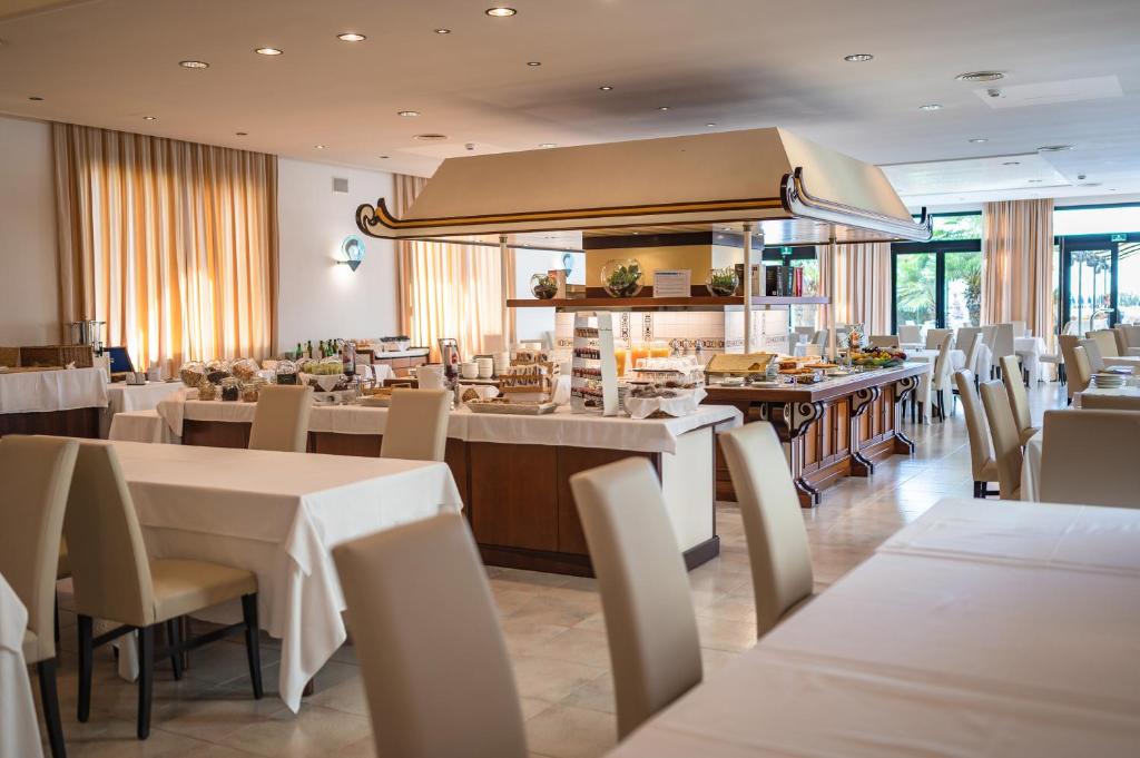 A restaurant or other place to eat at Hotel Excelsior