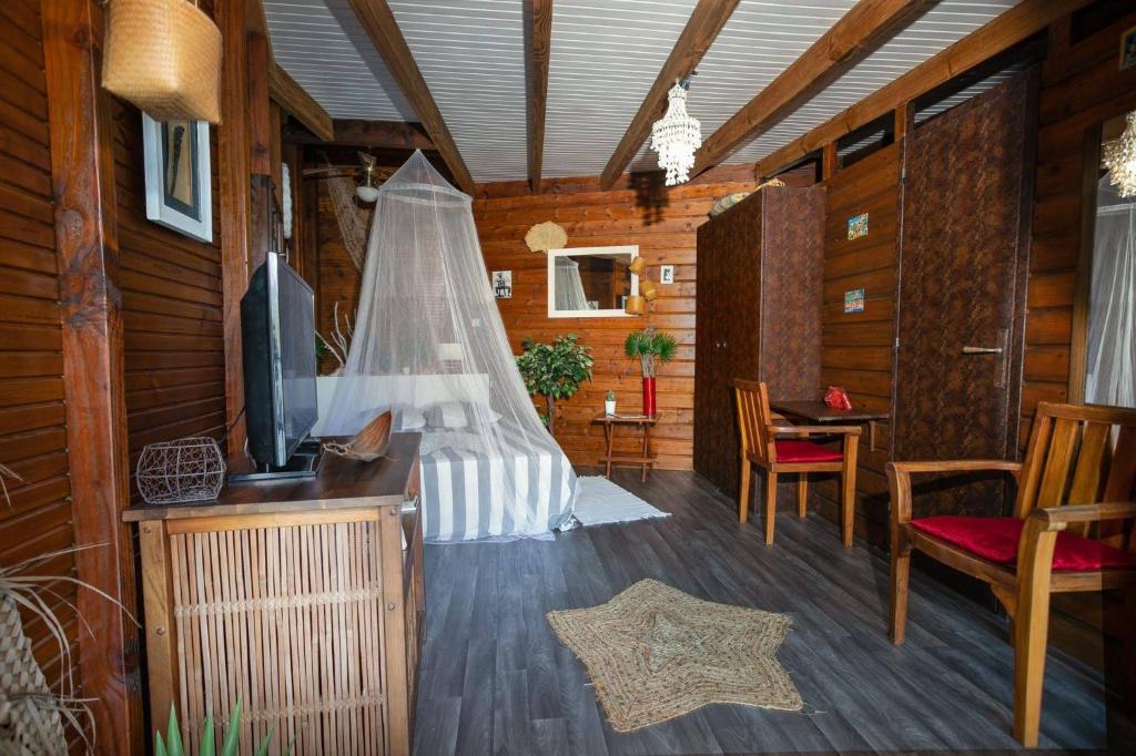 TV a/nebo společenská místnost v ubytování Studio Corail suspendu au dessus de la mer