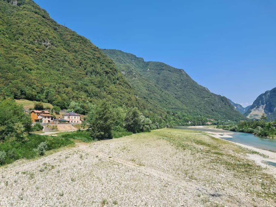 Santa Maria的住宿－Incantevole appartamento in riva al Piave，享有两座山脉之间的河流美景