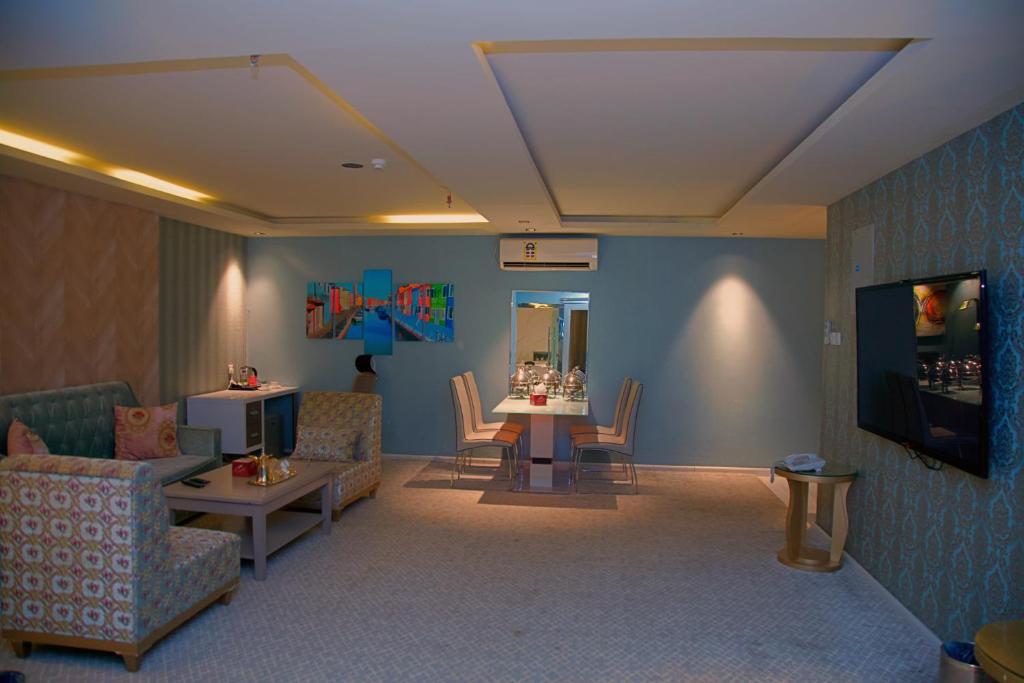 TV a/nebo společenská místnost v ubytování Sharz Hotel