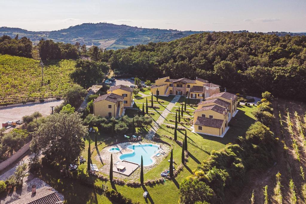 eine Luftansicht eines Anwesens mit Pool in der Unterkunft Borgo del Faggio - Case Vacanza in Montepulciano