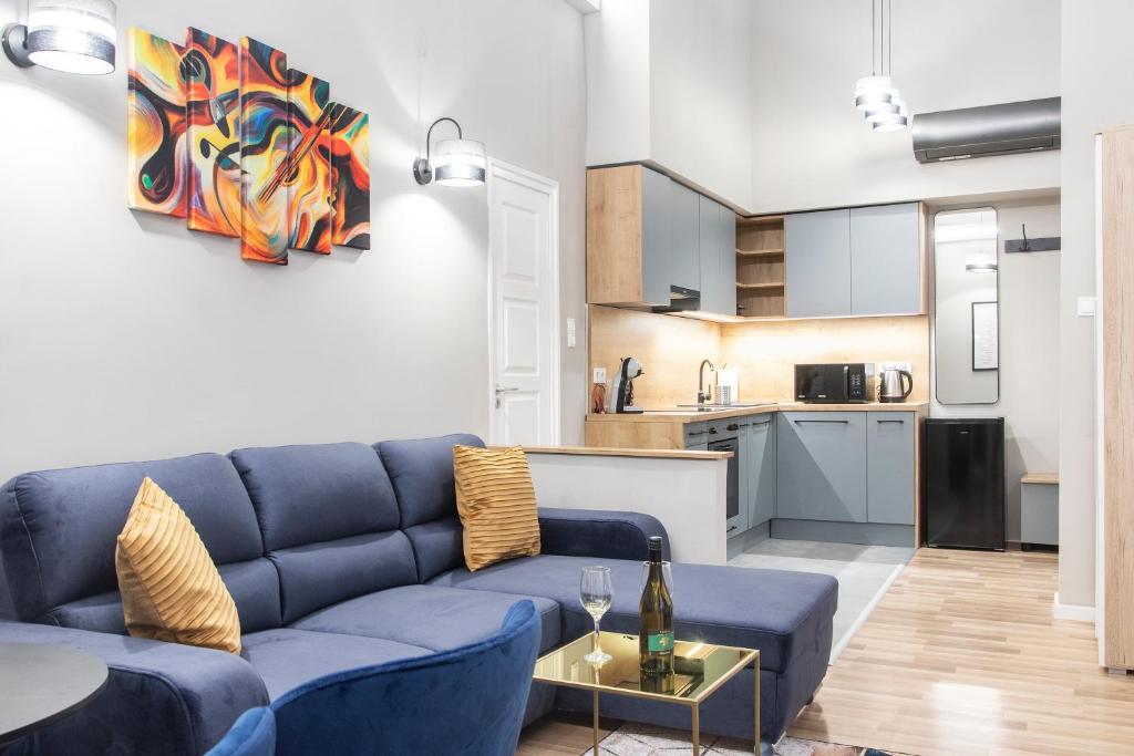 Il comprend un salon avec un canapé bleu et une cuisine. dans l'établissement Lucky 54 Apartment, à Budapest