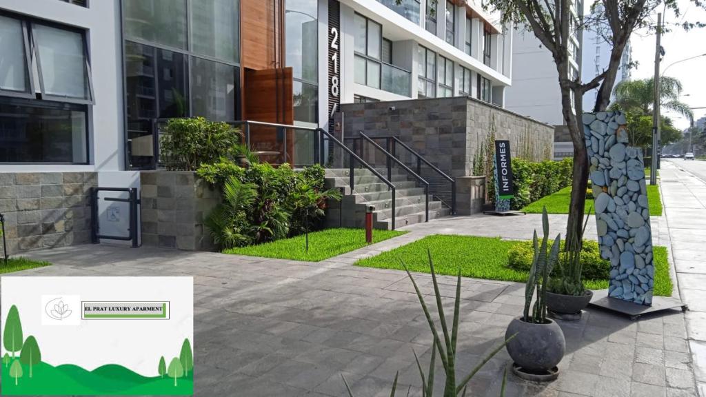 リマにあるEL PRAT Luxury Aparment Lima Peruの前に階段がある建物