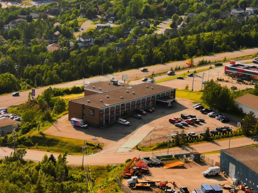 widok na budynek z parkingiem w obiekcie Quality Inn Corner Brook w mieście Corner Brook