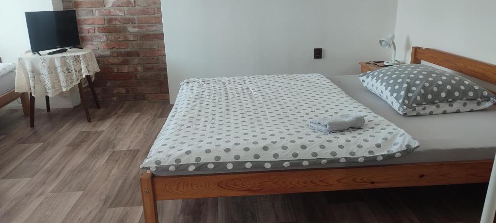 1 dormitorio con cama con almohada en Domeček v Týně pod Helfštýnem, en Týn nad Bečvou