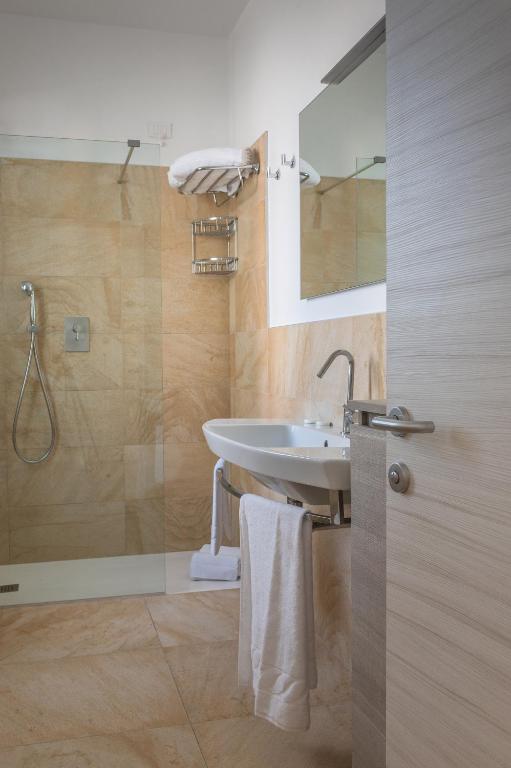 A bathroom at Hotel Excelsior