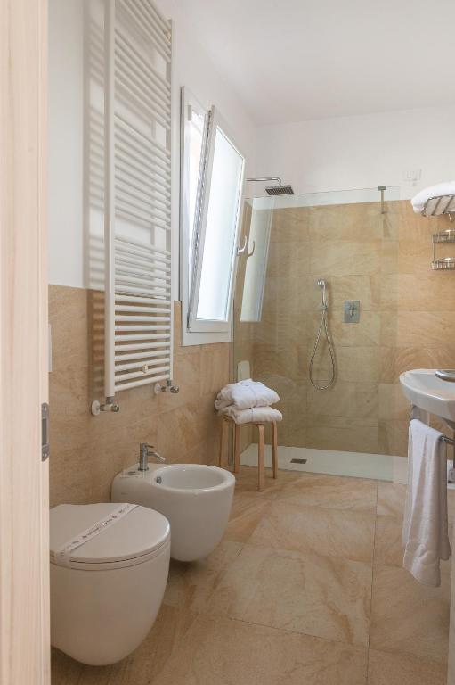 A bathroom at Hotel Excelsior