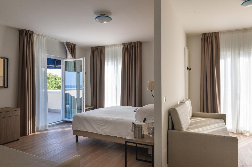 A bed or beds in a room at Hotel Excelsior