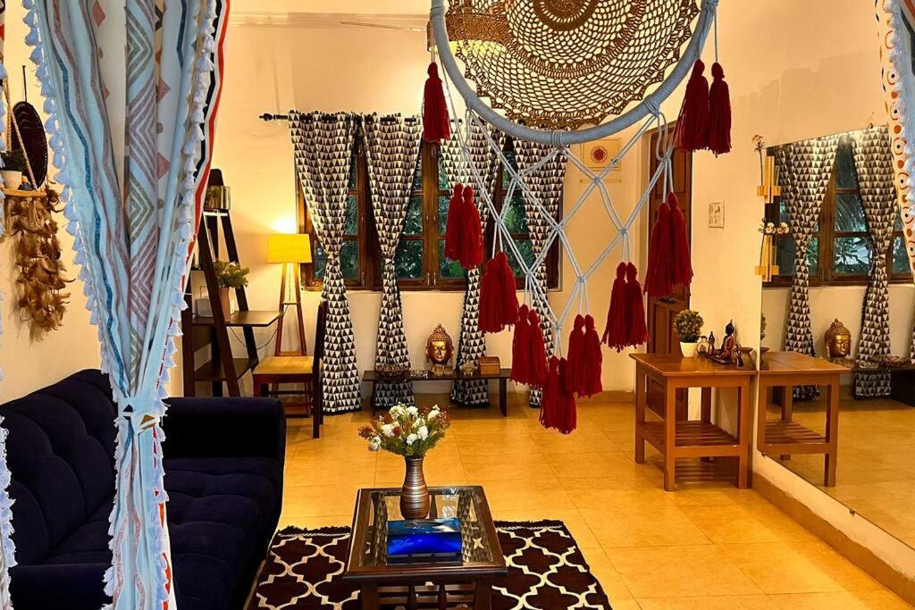 - un salon avec un canapé et une table dans l'établissement Dreamy Boho Haven, à Vagator