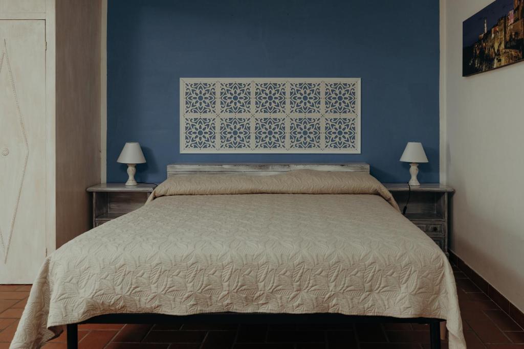 ピティリアーノにあるLa Dolce Vitaのベッドルーム1室(大型ベッド1台、ナイトスタンド2台付)
