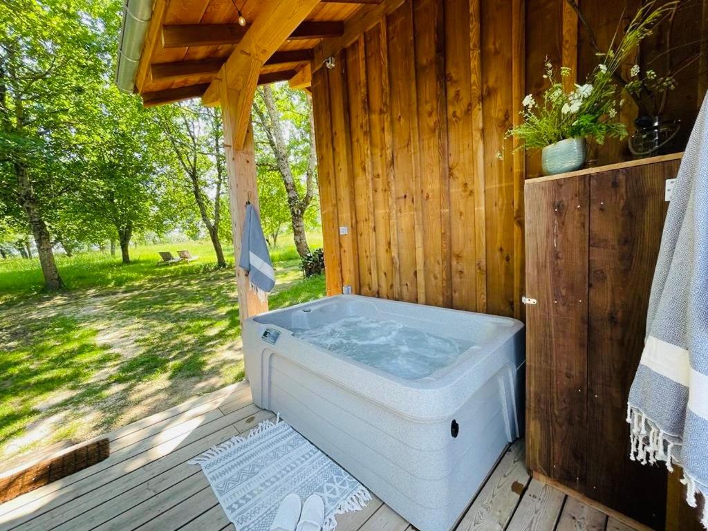 Fotografia z galérie ubytovania Dôme insolite Lichen jacuzzi et petits-déjeuners inclus v destinácii Gondrin