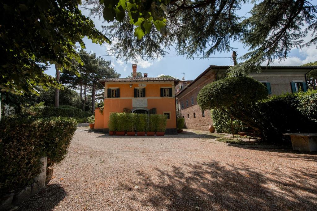 ロッカ・ディ・パーパにあるBig Family Villa in Rome Countrysideのオレンジの家