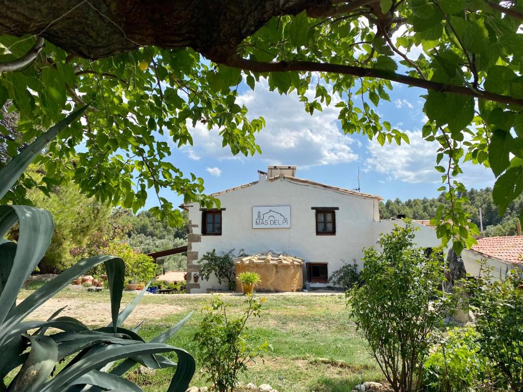 - une vue sur la maison depuis le jardin dans l'établissement B&B Mas del Pi, à Valderrobres