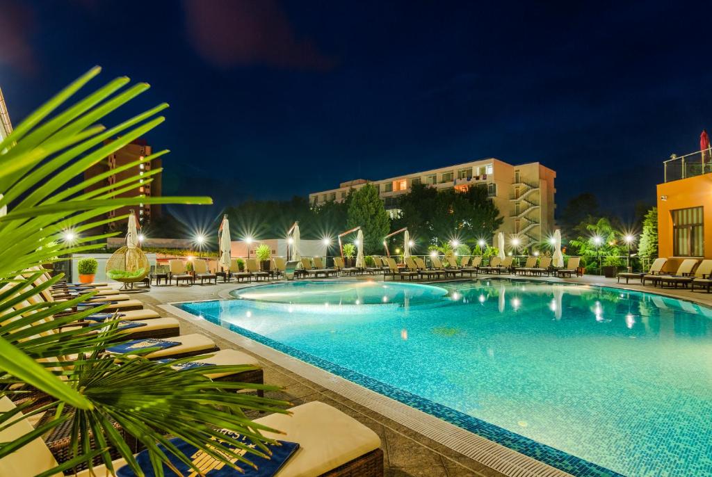 Bazén v ubytování Hotel Saturn nebo v jeho okolí
