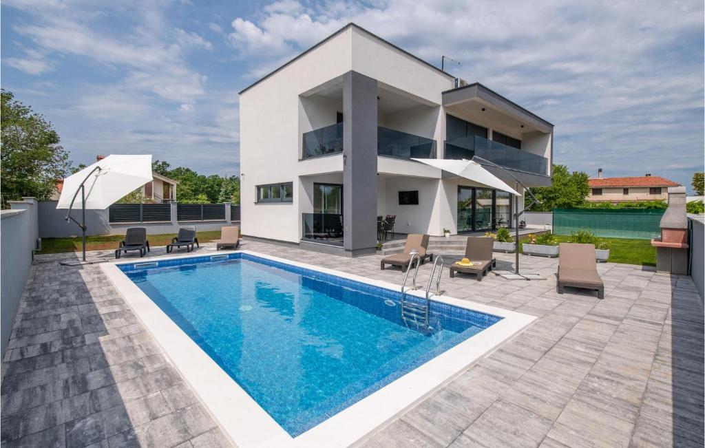 Villa con piscina frente a una casa en Stunning Home In Labin With Kitchen, en Labin