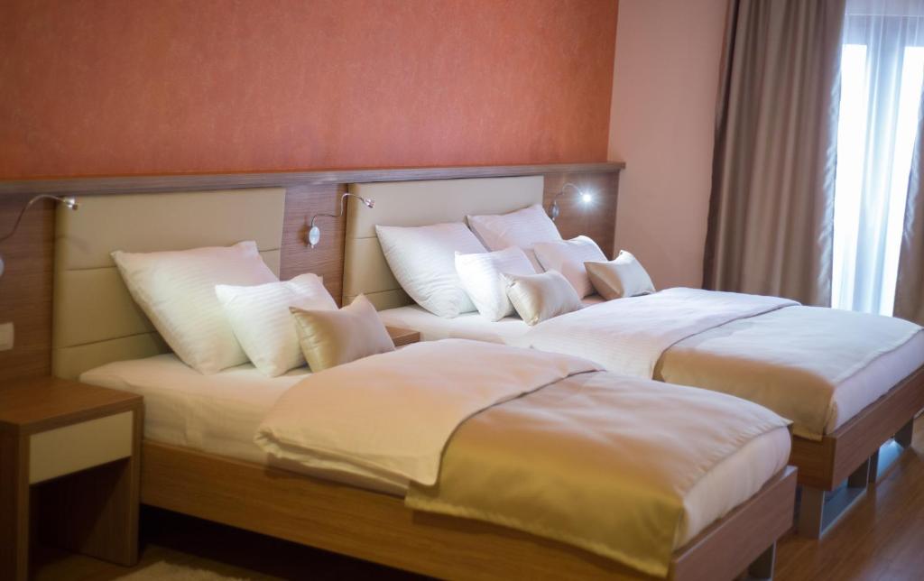 Postel nebo postele na pokoji v ubytování Hotel Mostar