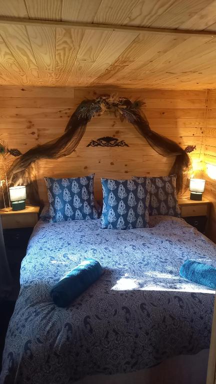 Surville的住宿－La Bohème，一间卧室配有一张带蓝色枕头的床