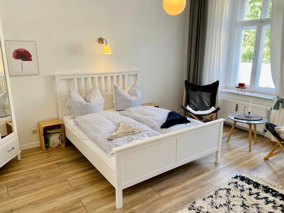 - une chambre avec un lit blanc et des oreillers dans l'établissement Petit Martha - gemütlich eingerichtete Wohnung, à Görlitz