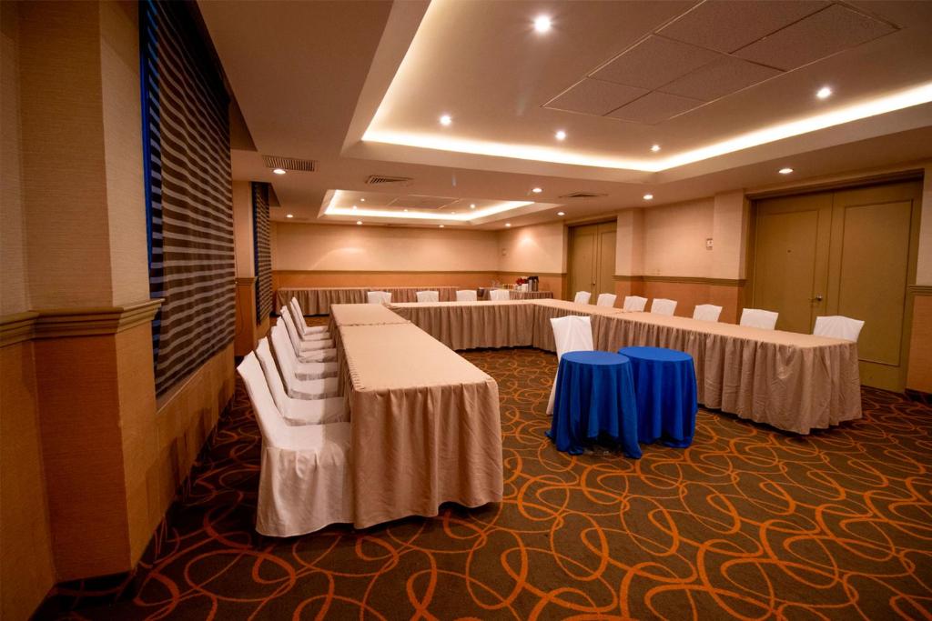 Бизнес-центр и/или конференц-зал в Araiza Palmira Hotel y Centro de Convenciones