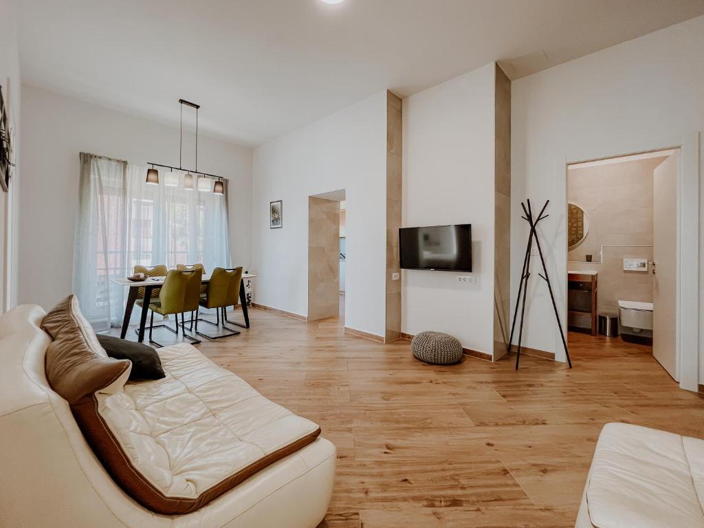 un soggiorno con un divano bianco e un tavolo di Apartment Papedoni Pula a Pola (Pula)