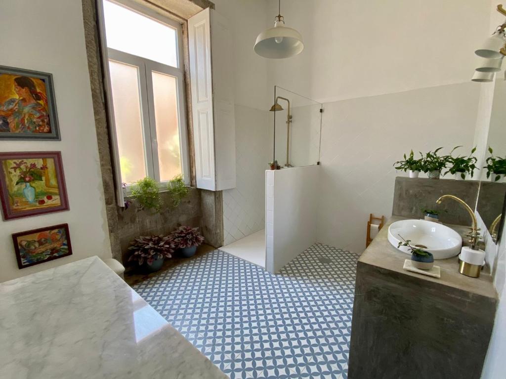 a bathroom with a sink and a toilet in a room at Casa dos Caminhos de Santiago in Mosteiró