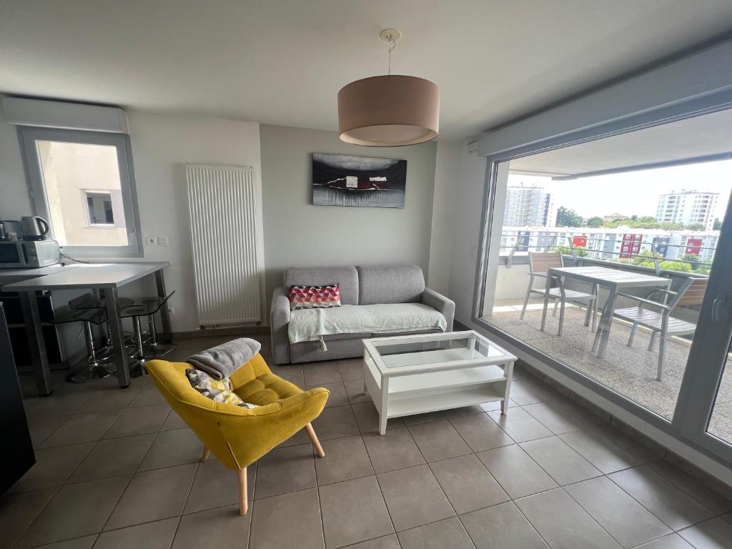 uma sala de estar com um sofá e uma mesa em appartement bayonne em Baiona
