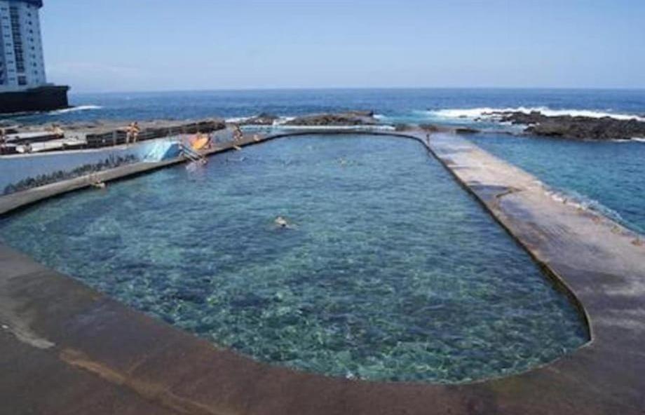 - une piscine dans l'eau près de l'océan dans l'établissement CRISOL APARTAMENTOS, à Tacoronte